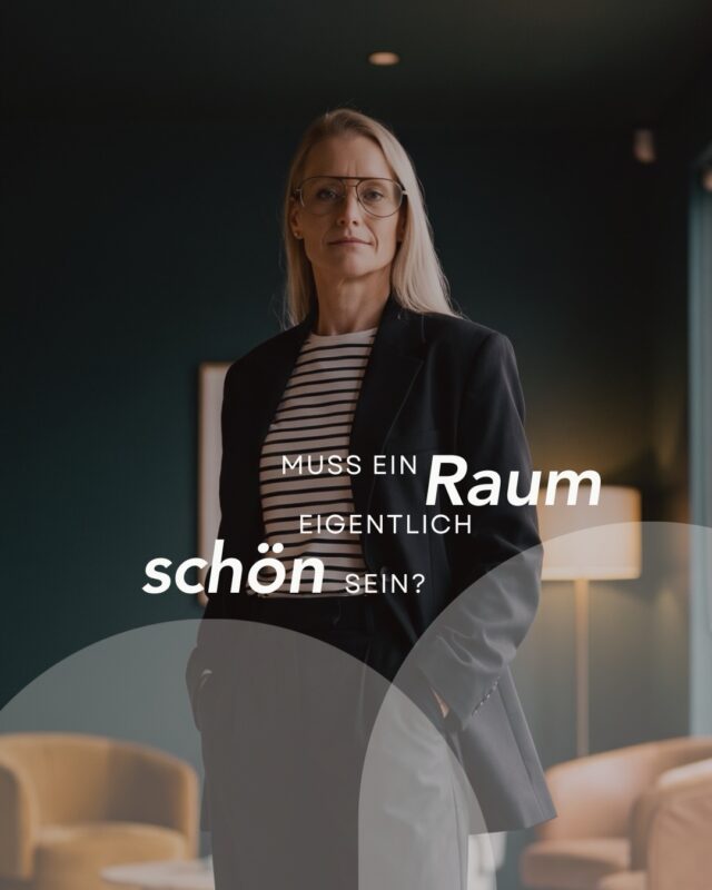 …Ein Raum kann schön, sogar perfekt aussehen - und trotzdem im Praxisalltag nicht funktionieren.

Gerade in einer Praxis muss Gestaltung mehr leisten: Orientierung geben, Abläufe erleichtern und vor allem Vertrauen schaffen.

Deshalb beginne ich nicht bei Farben und Möbeln, sondern bei der Frage, was Menschen hier erleben sollen. Erst wenn das klar ist, bekommt Gestaltung eine Richtung.

Was soll dein Raum für Menschen leichter machen?
.
.
.
.
Einzelne Bildmotive dieses Beitrags wurden KI-gestützt erstellt.